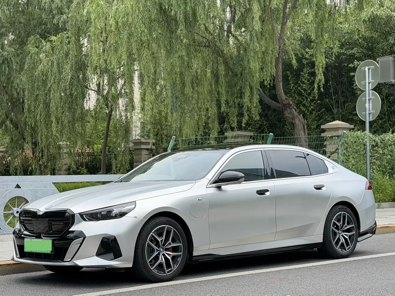BMW i5
