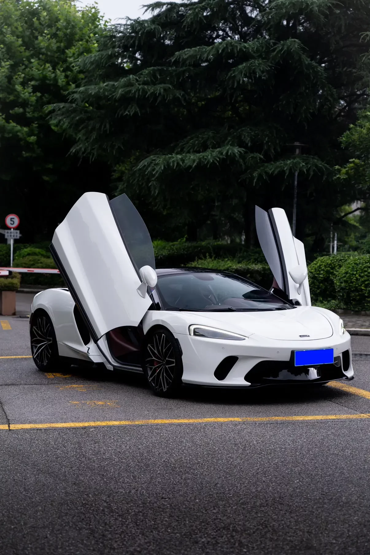 McLaren GT