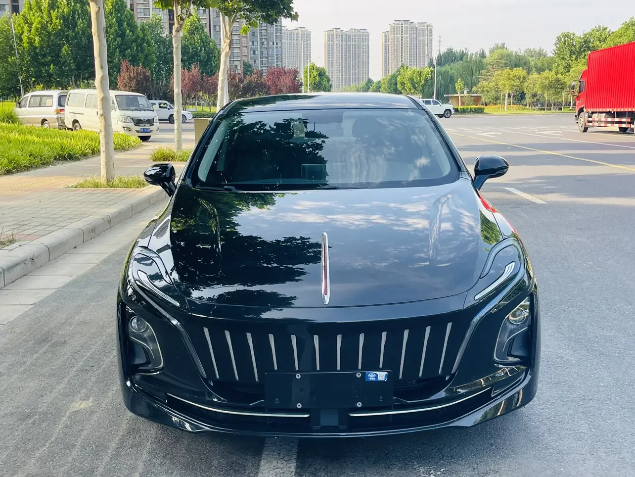 Hongqi E-QM5