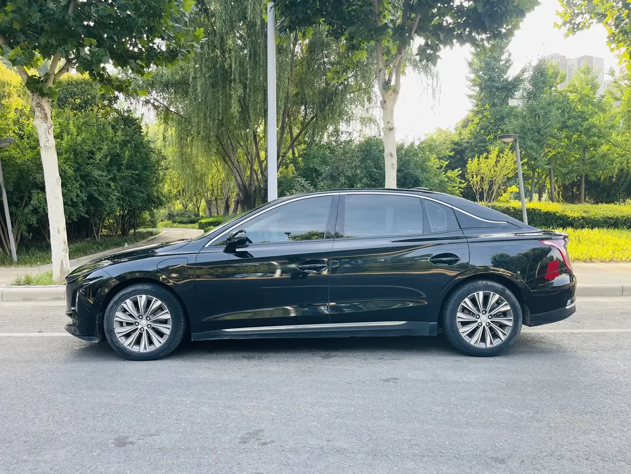 Hongqi E-QM5