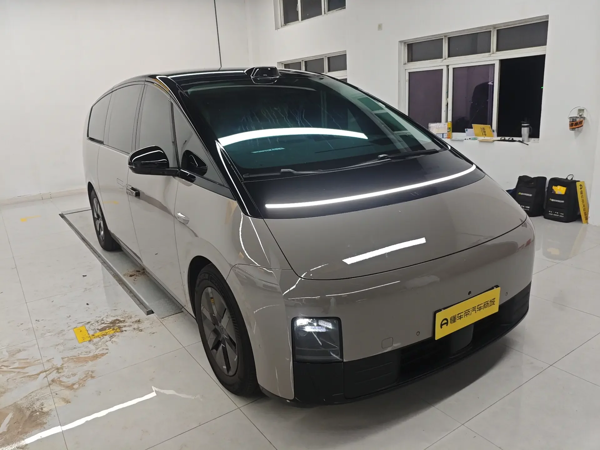 Lixiang MEGA