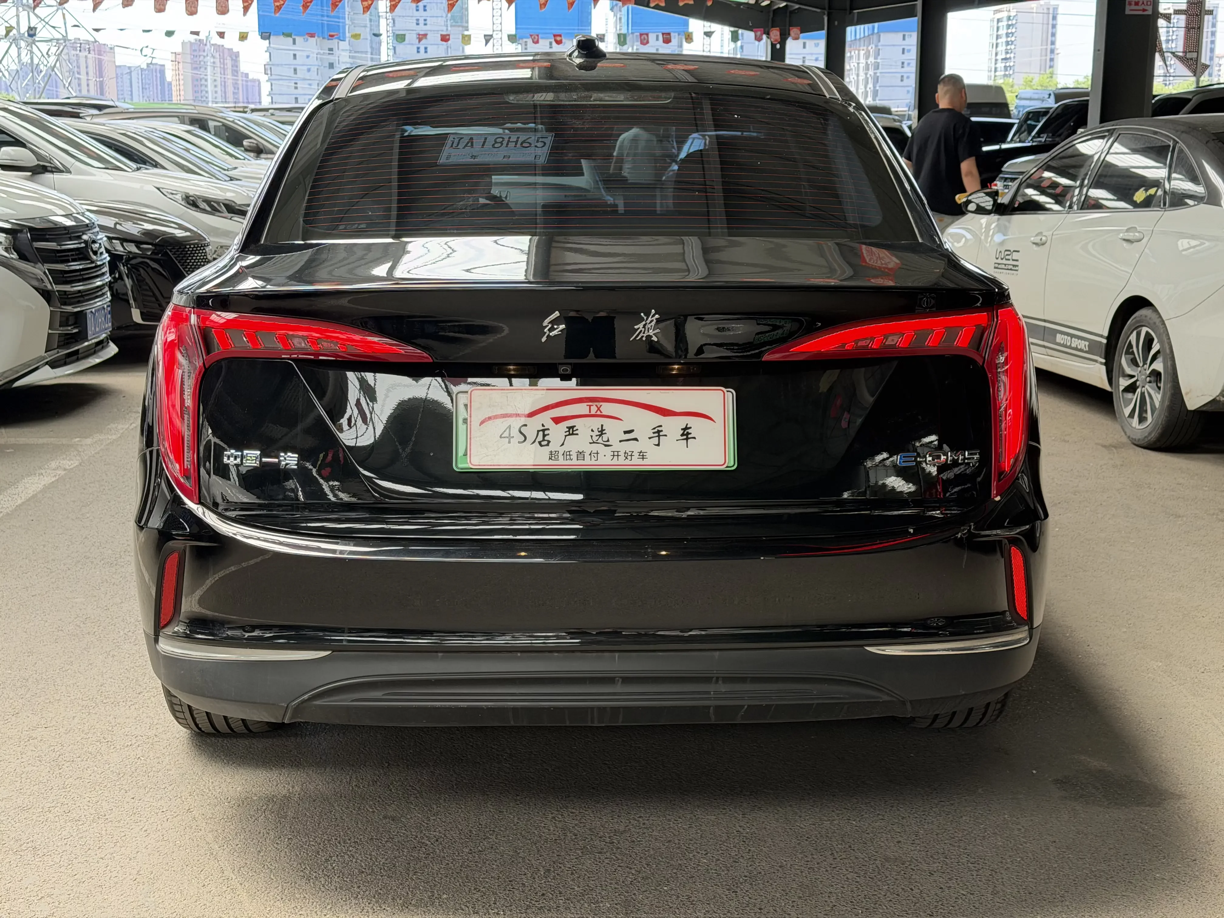 Hongqi E-QM5