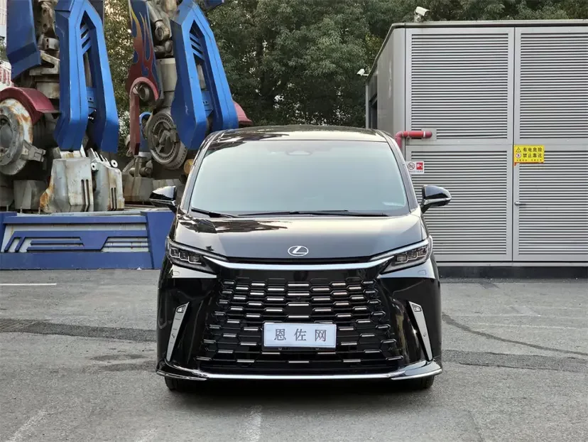 Lexus LM