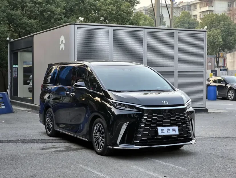 Lexus LM