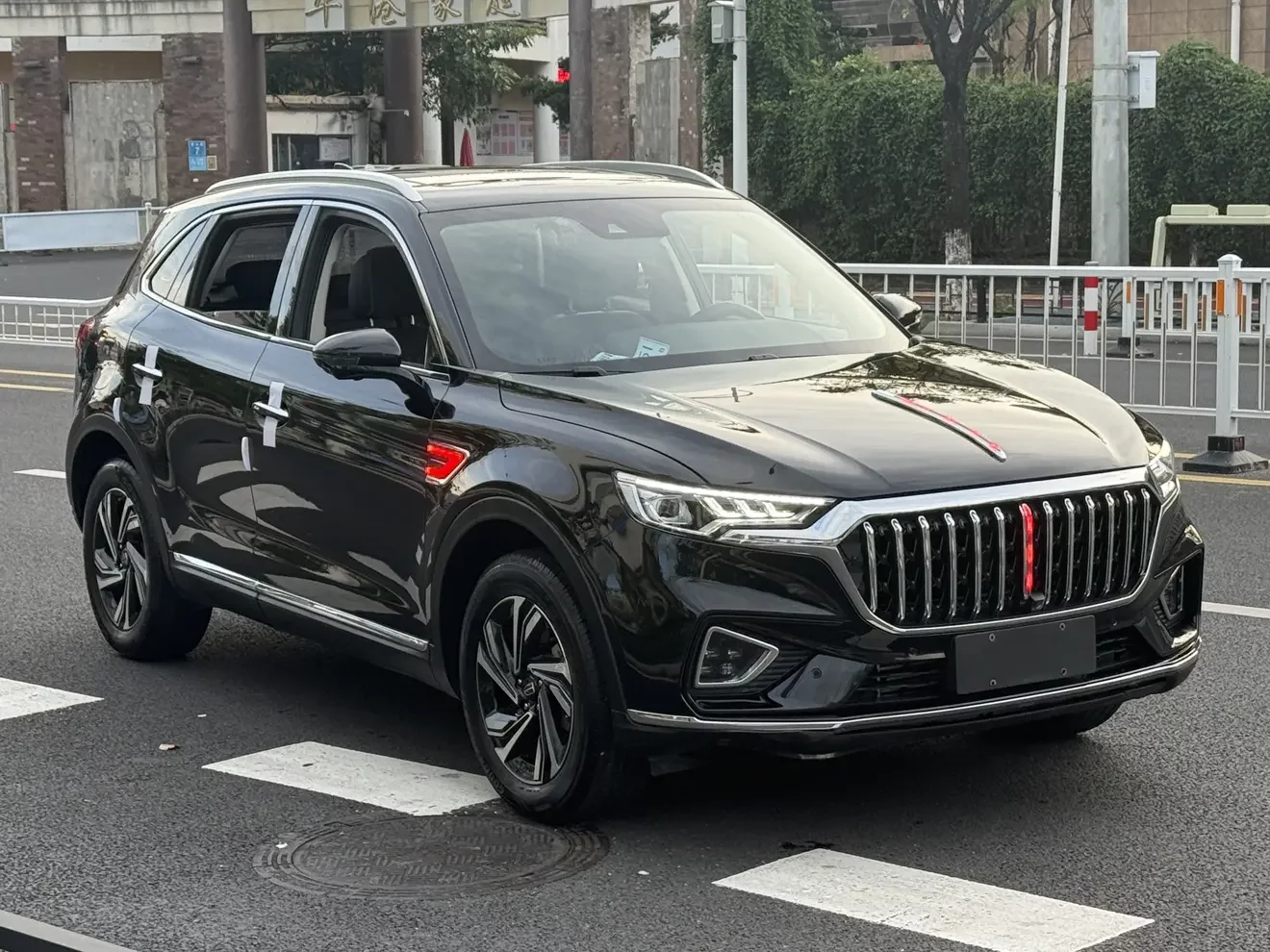 Hongqi HS5