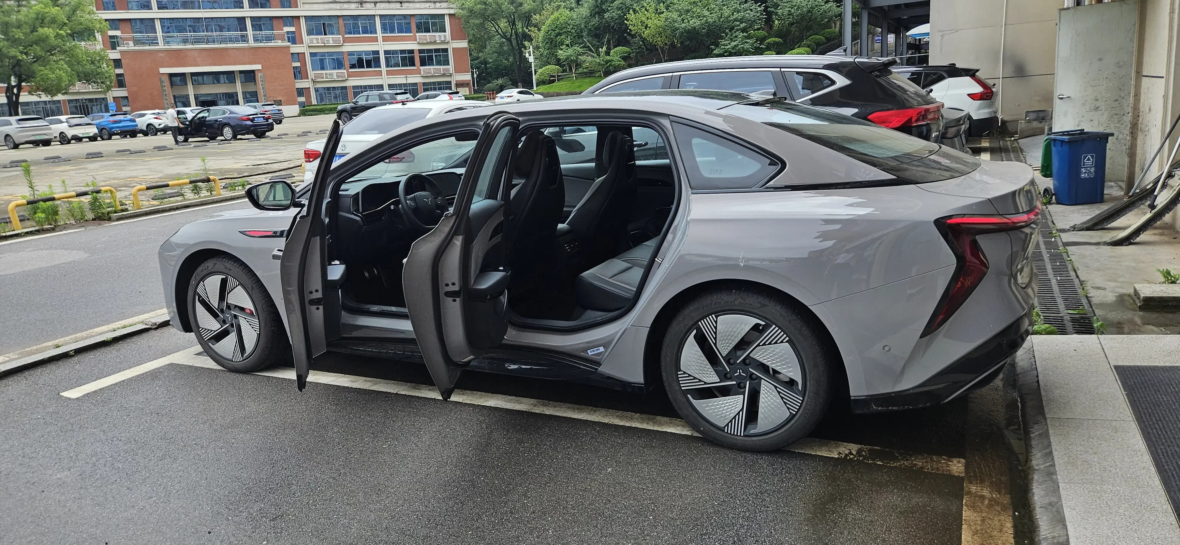 Hongqi EH7