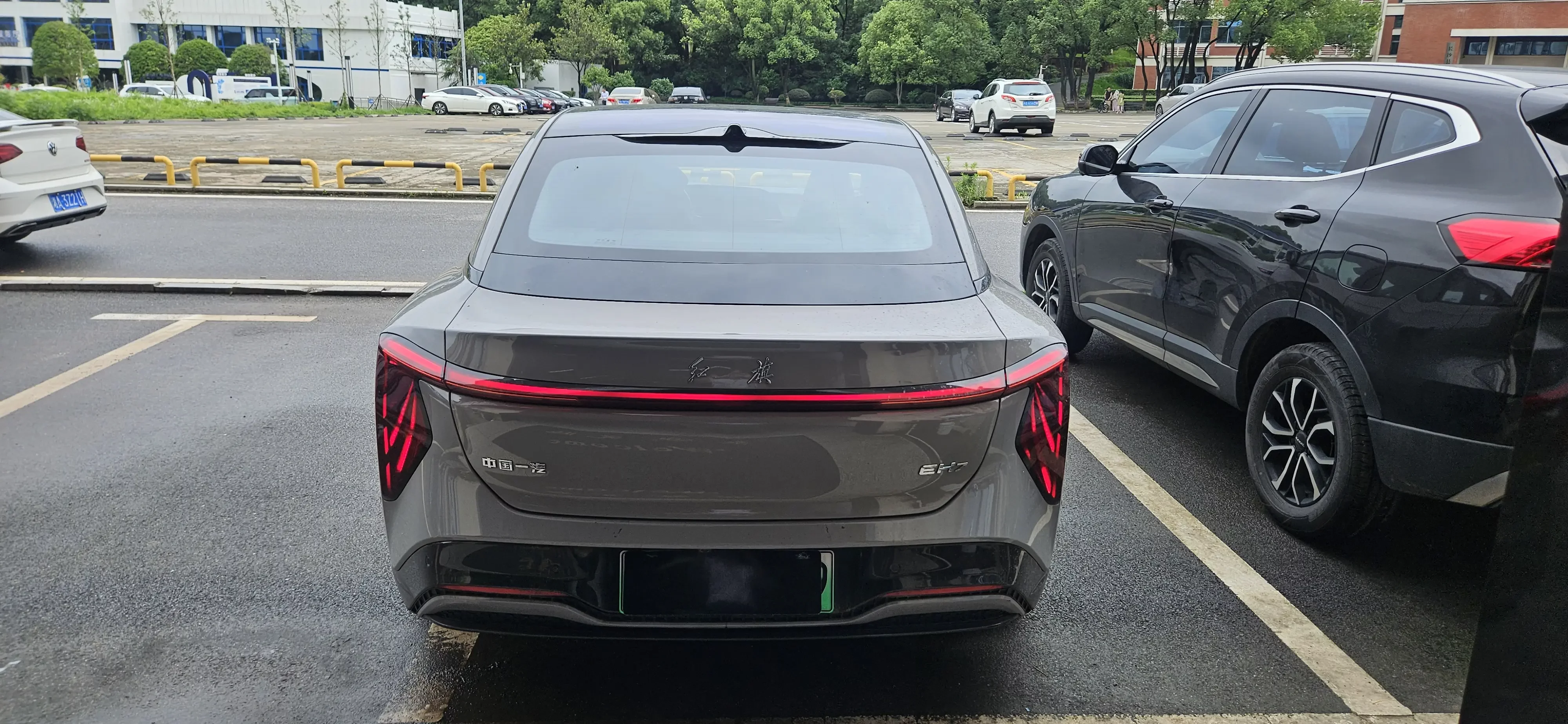 Hongqi EH7