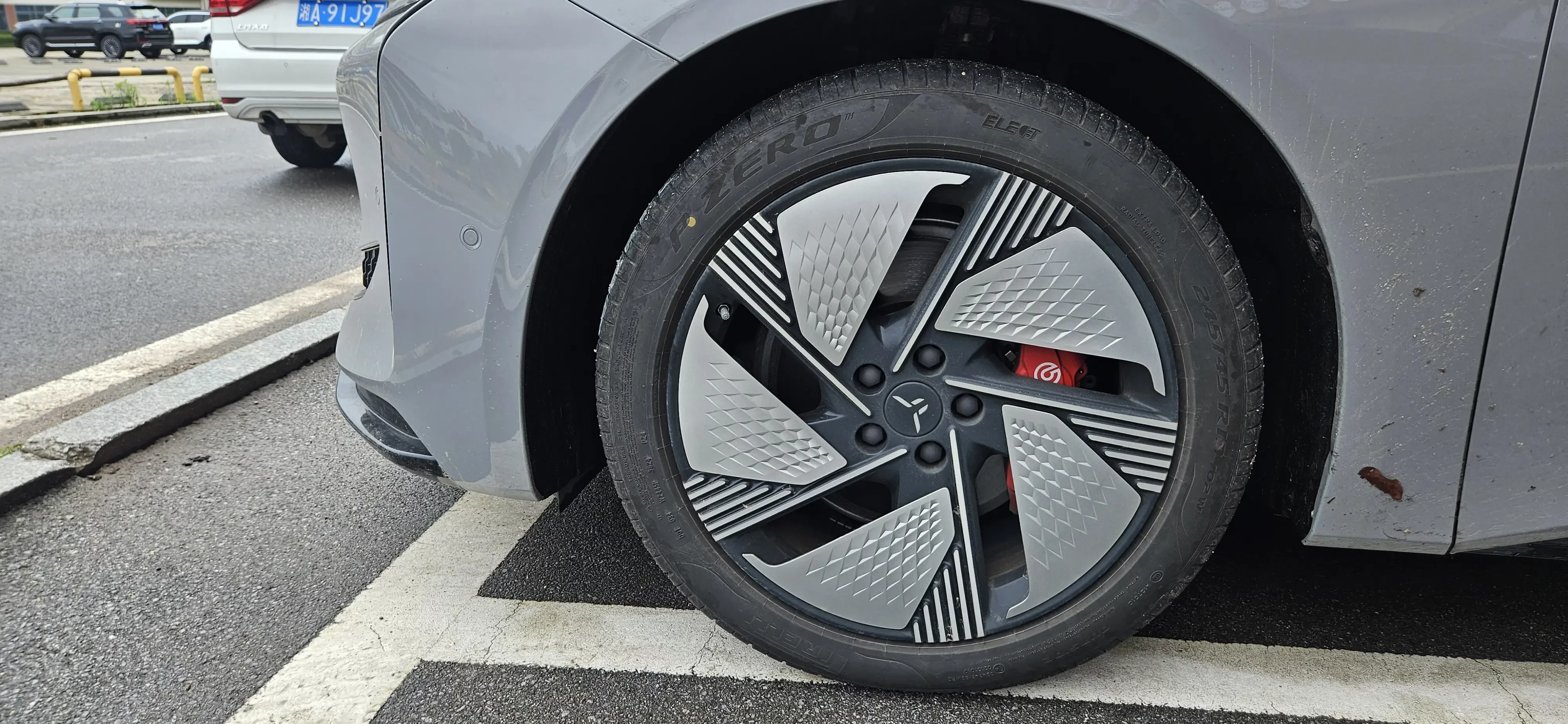 Hongqi EH7