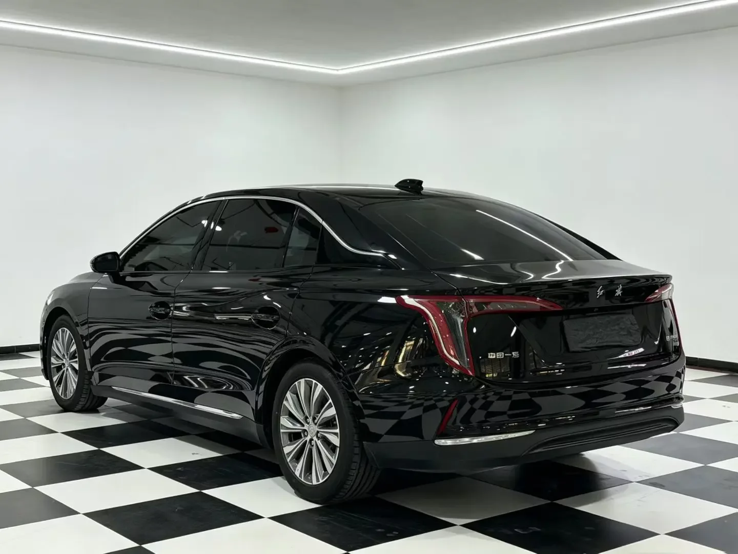 Hongqi E-QM5