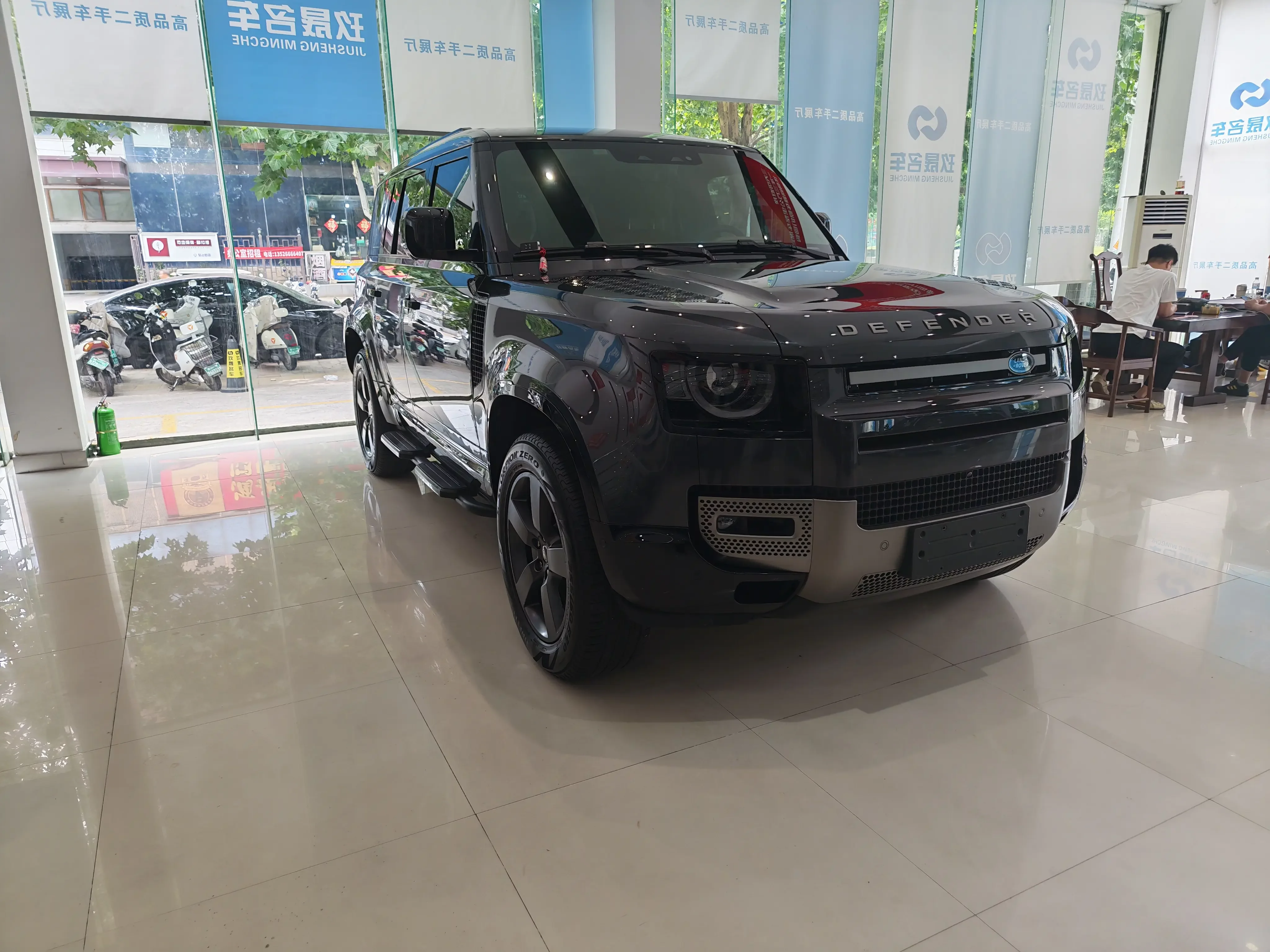 Land Rover guard