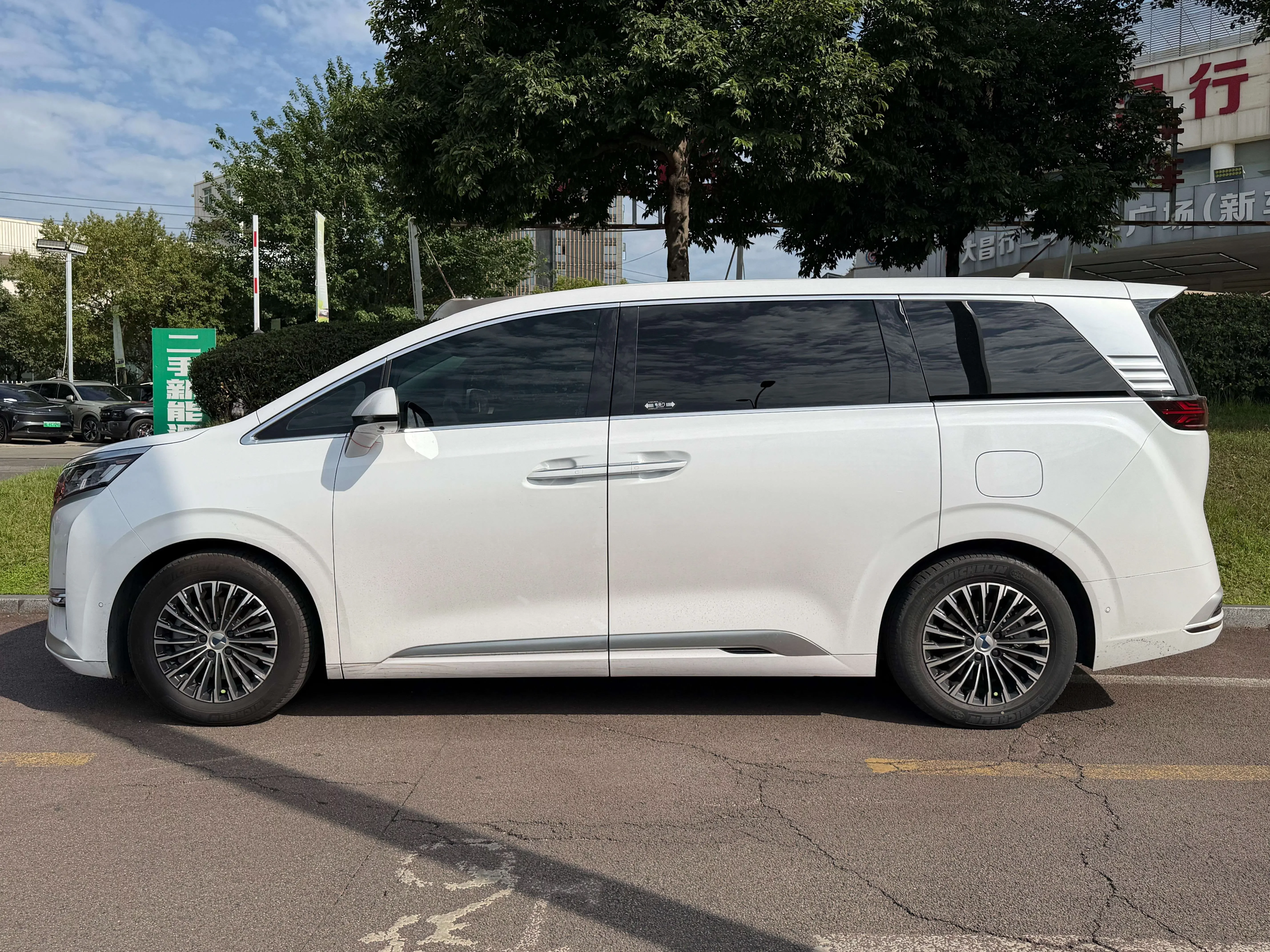 Denza D9 EV