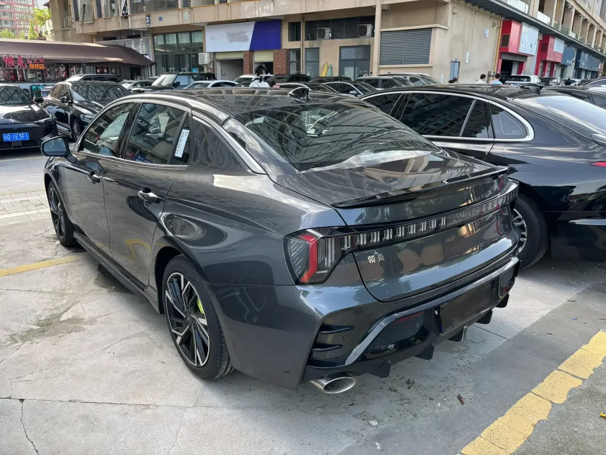Lynk & Co 03