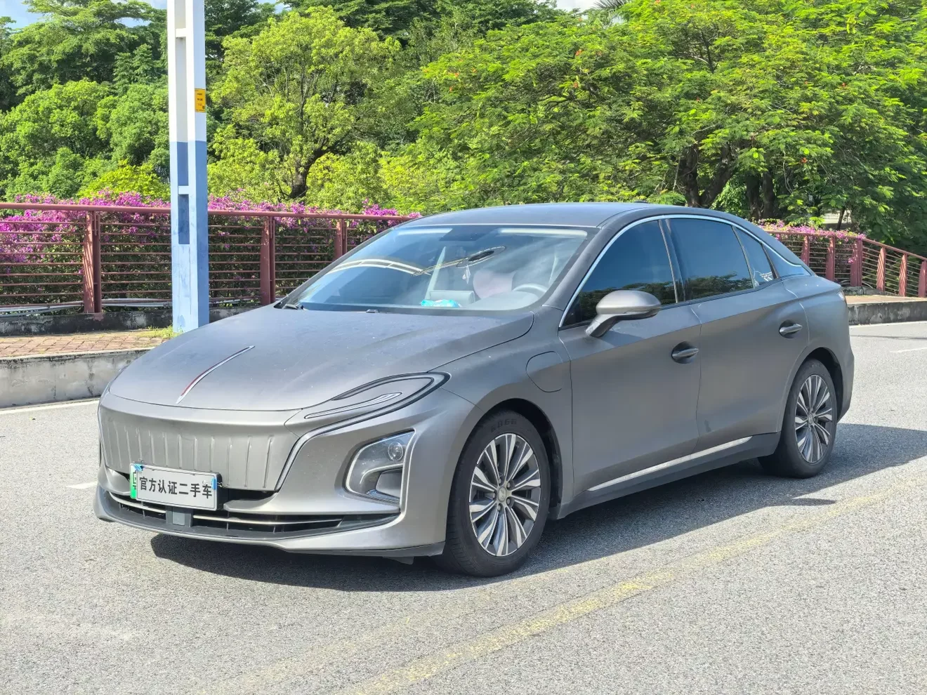 Hongqi E-QM5