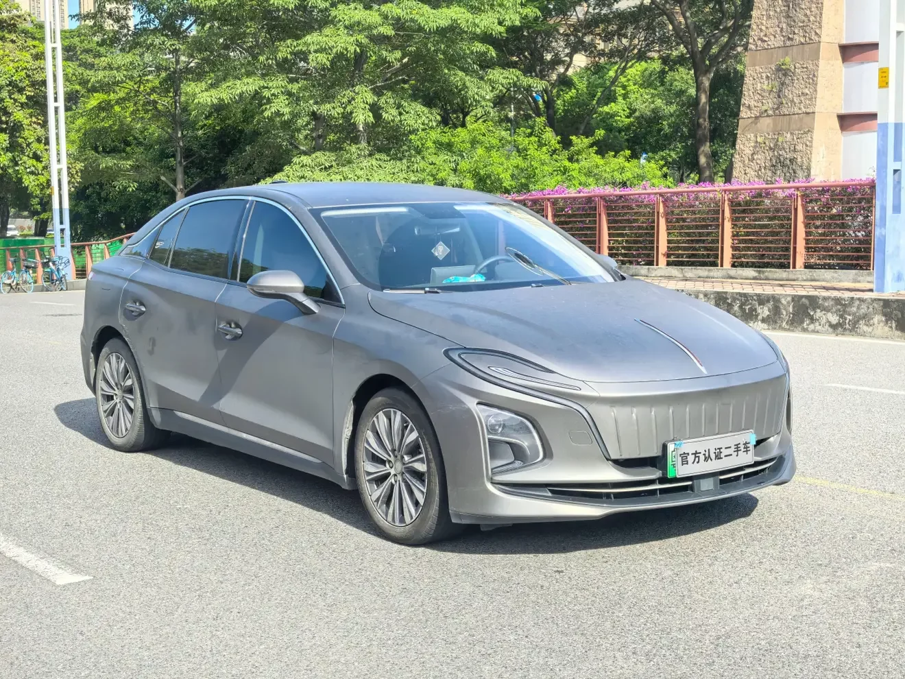 Hongqi E-QM5