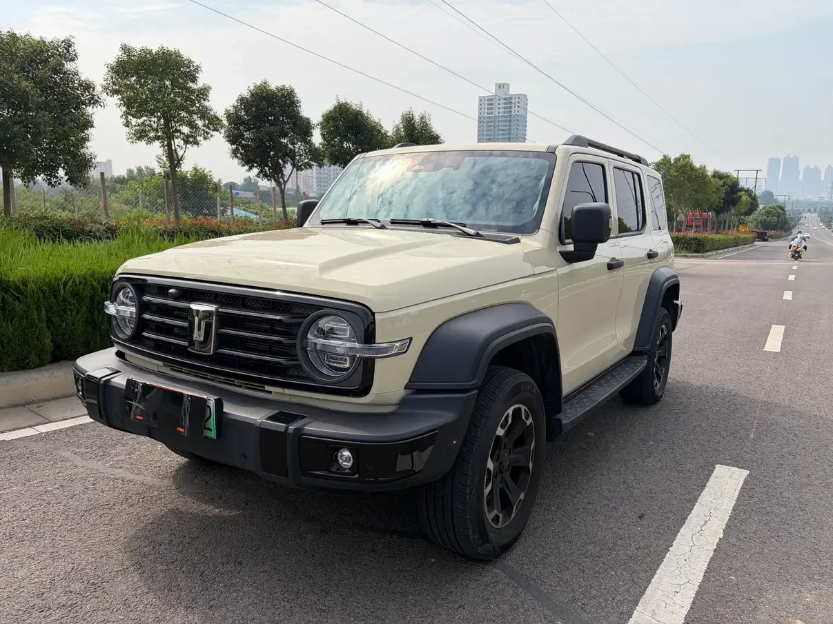 Tank 300 Hi4-T