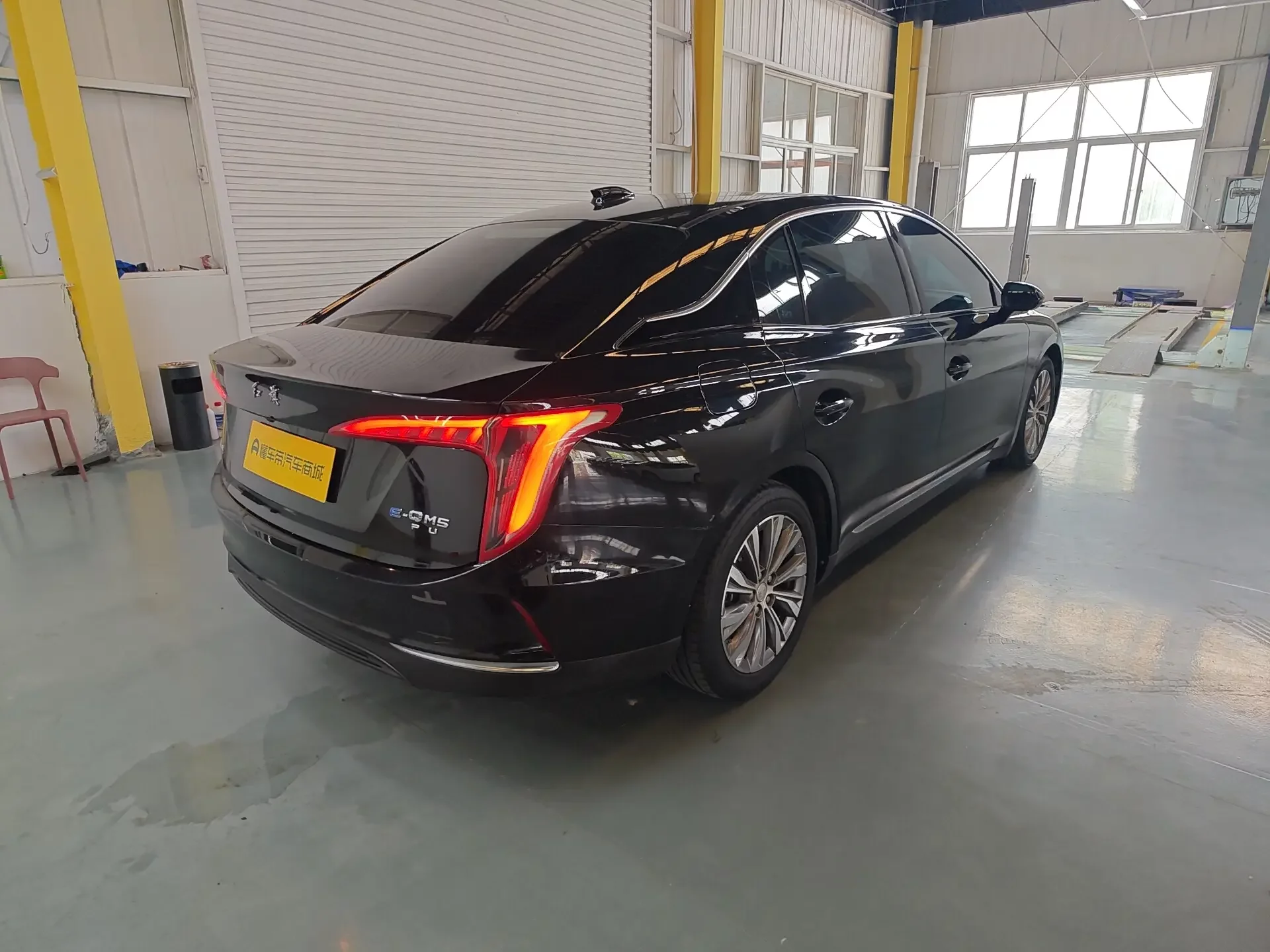 Hongqi E-QM5