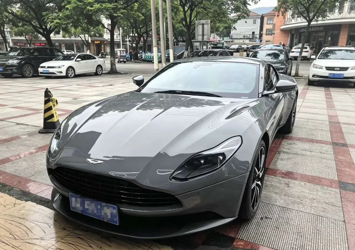 Aston Martin DB11