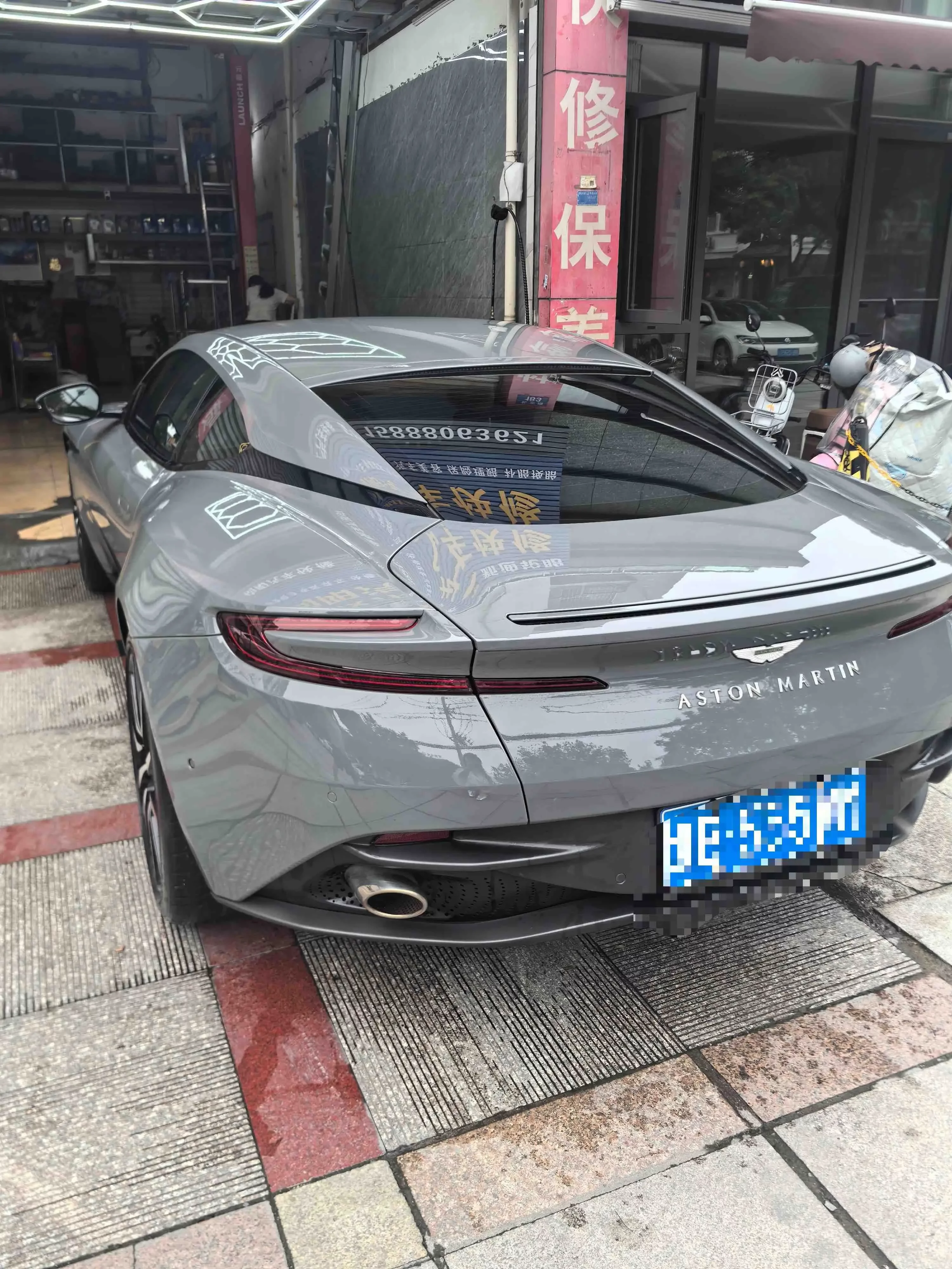 Aston Martin DB11