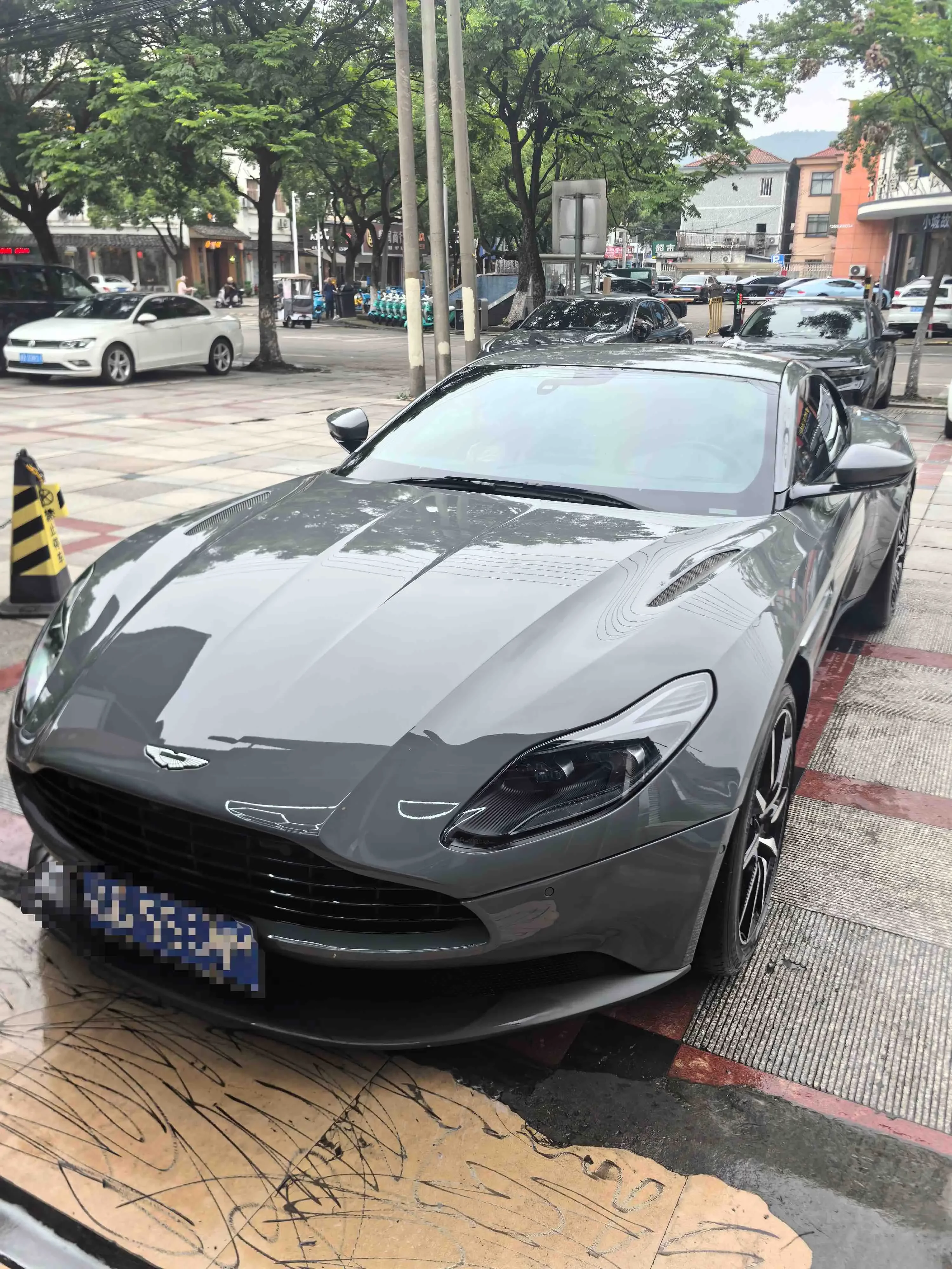 Aston Martin DB11