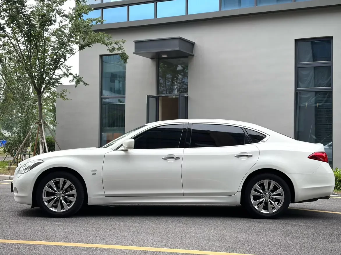 Infiniti Q70
