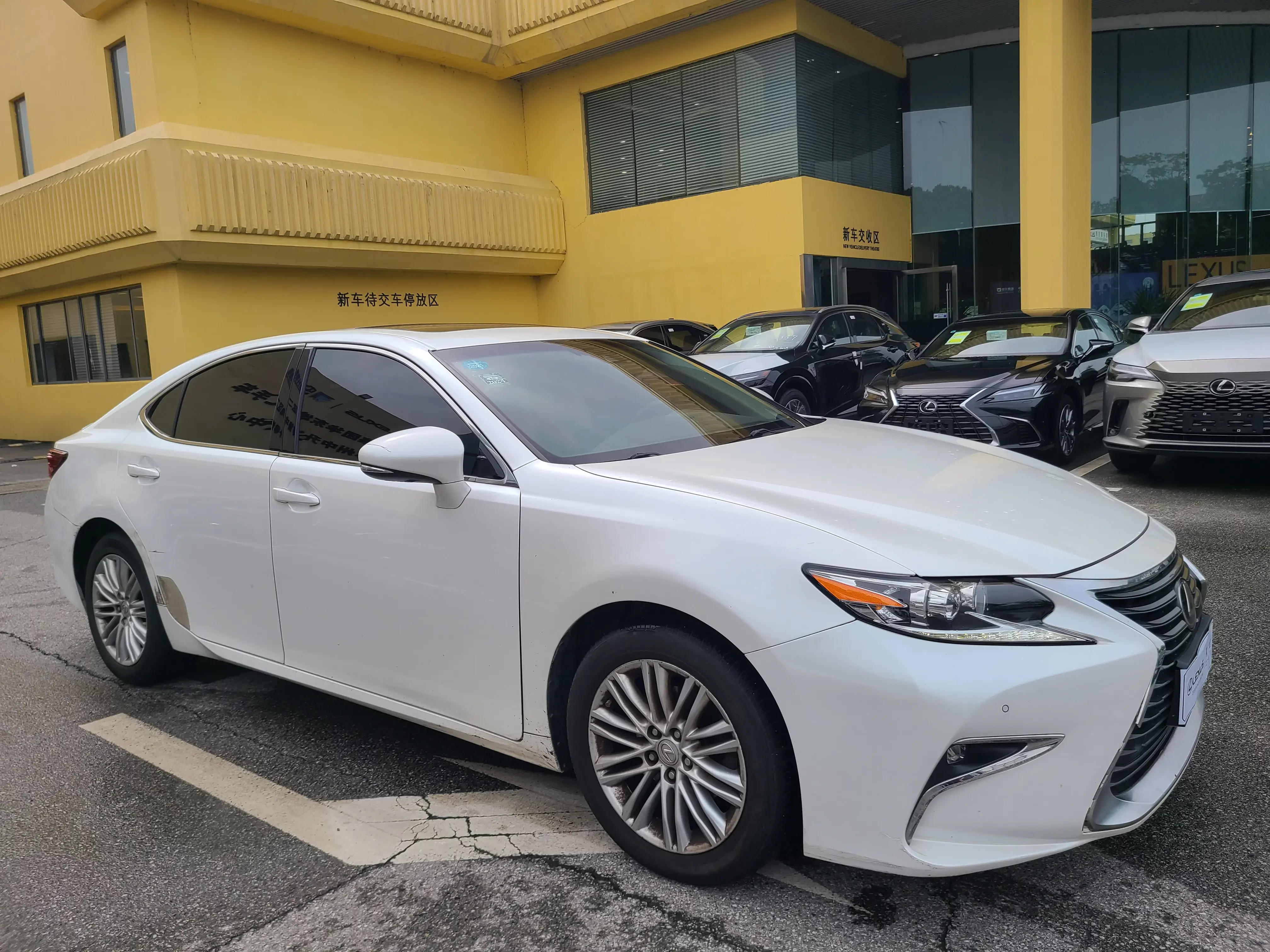 Lexus ES