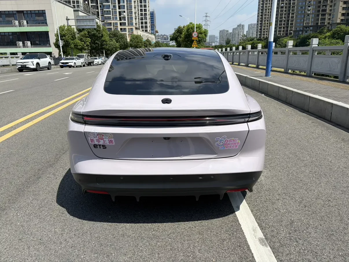 NIO ET5