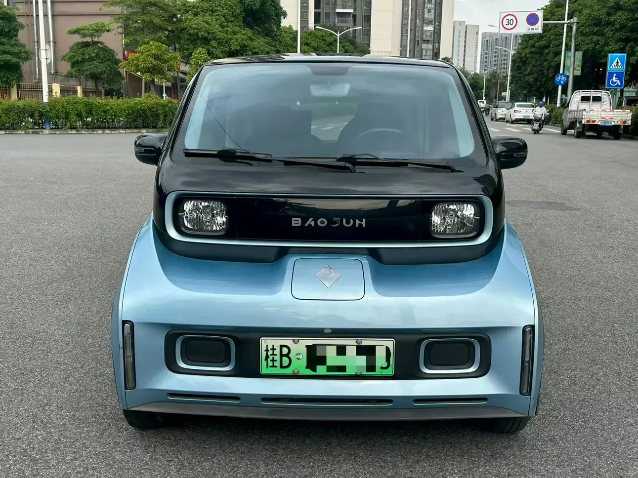 Baojun E300