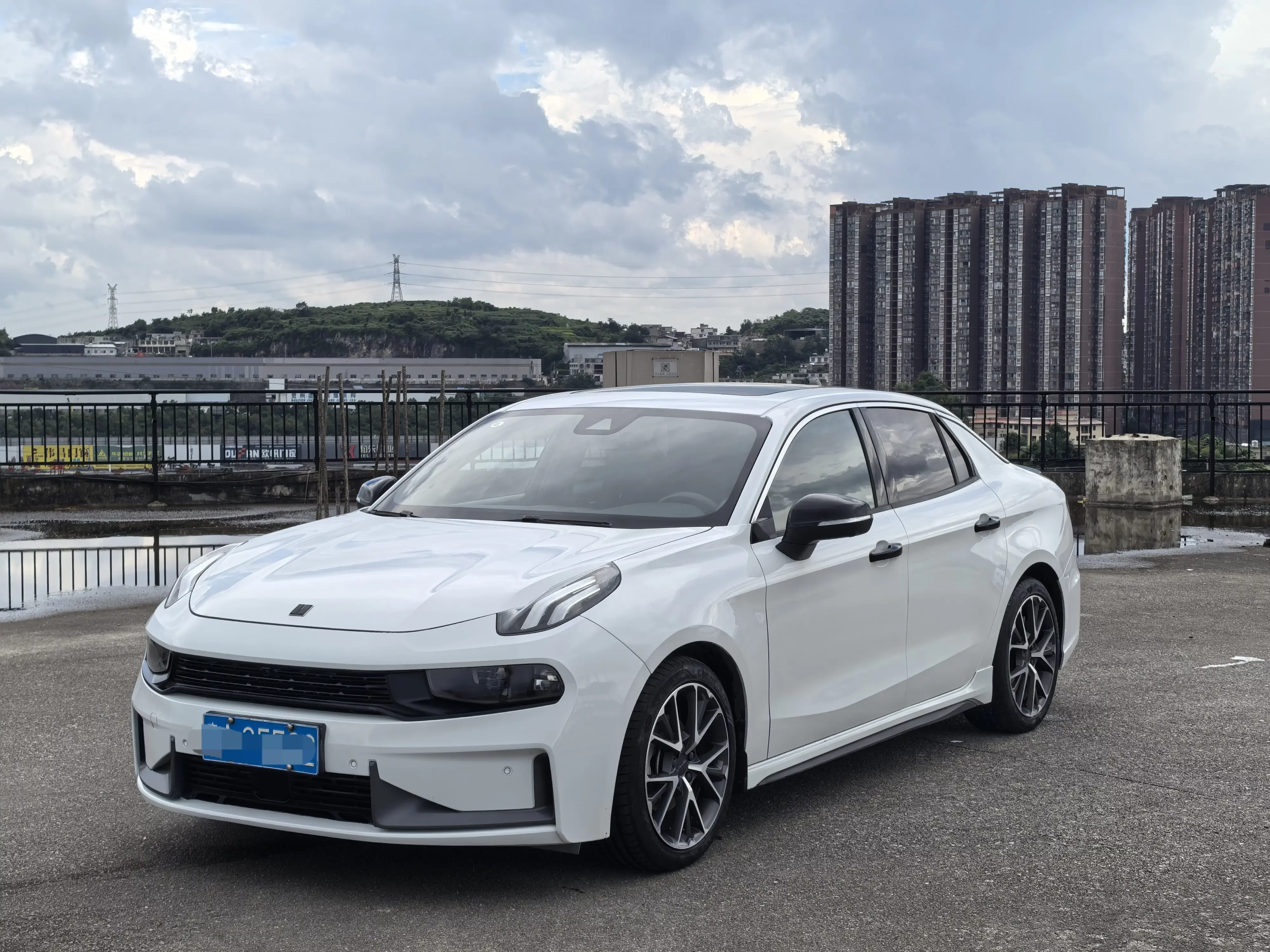 Lynk & Co 03