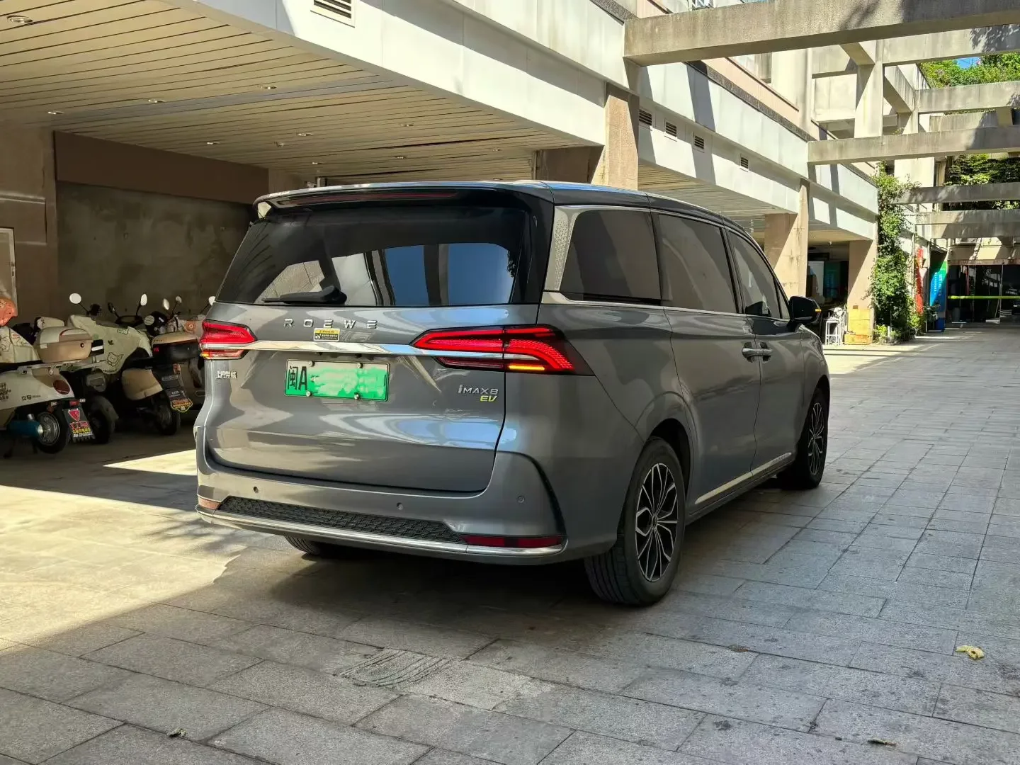 Roewe iMAX8 EV