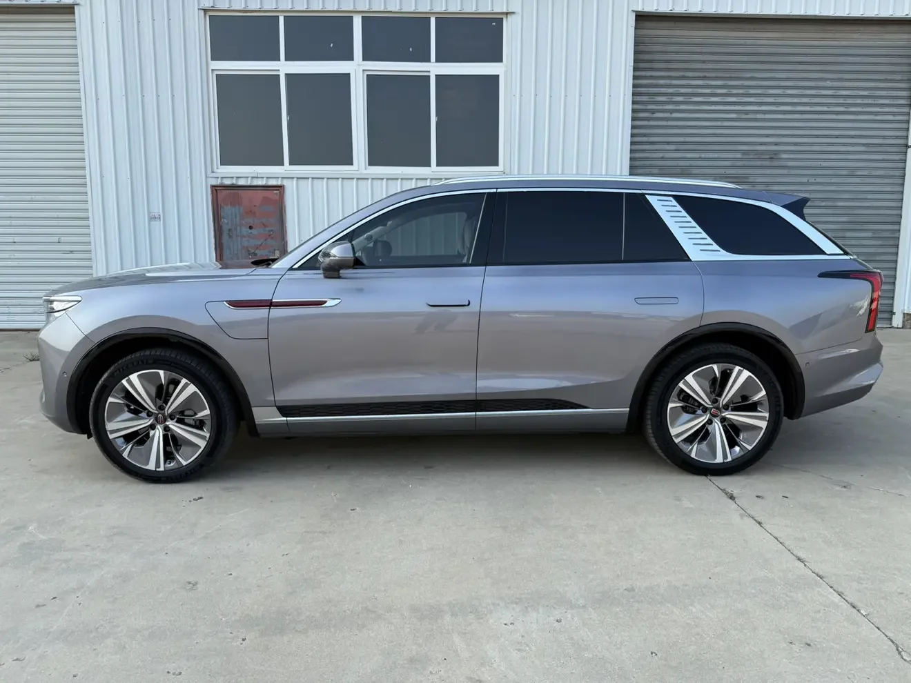 Hongqi E-HS9