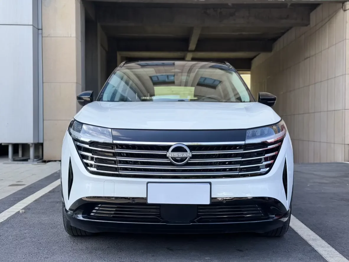 Nissan Explore the land