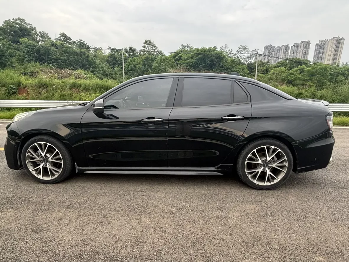Lynk & Co 03