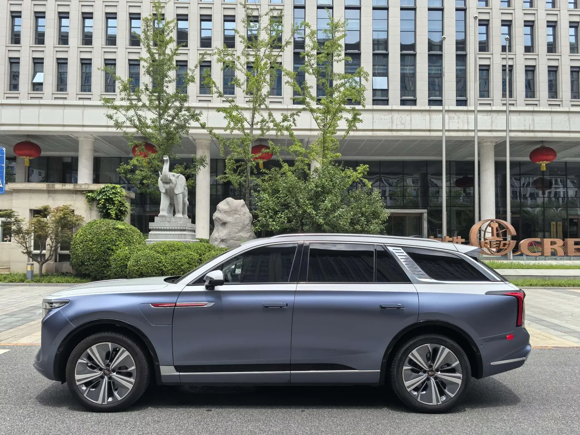 Hongqi E-HS9