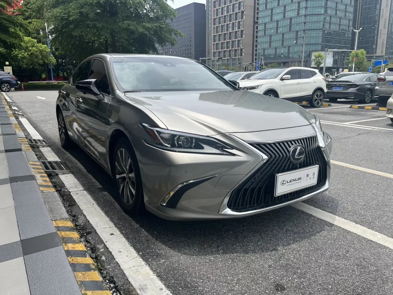 Lexus ES