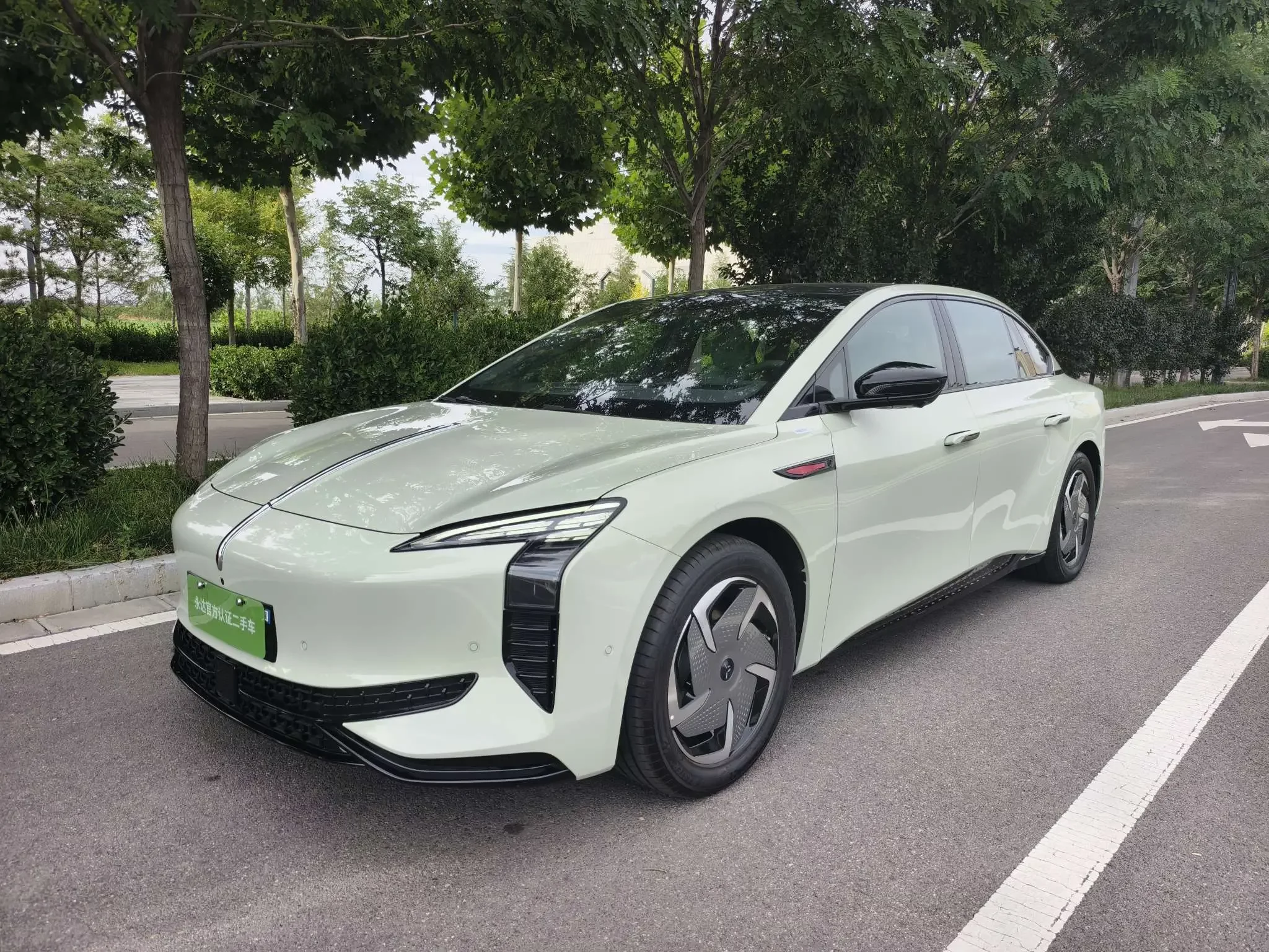 Hongqi EH7