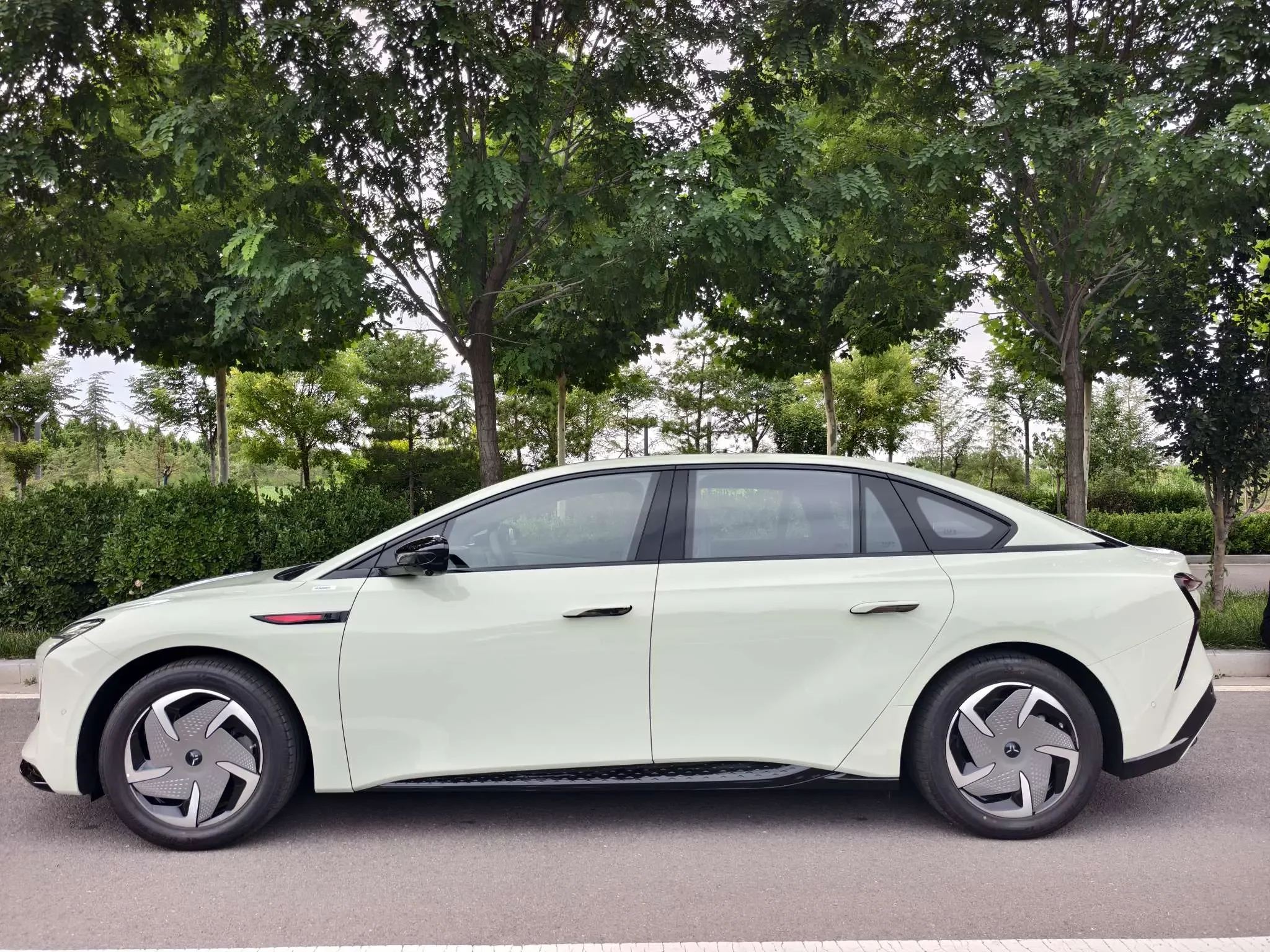 Hongqi EH7