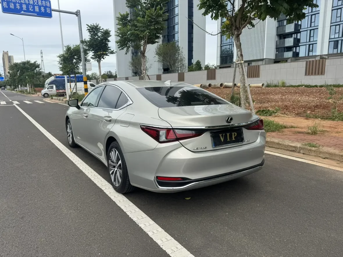 Lexus ES