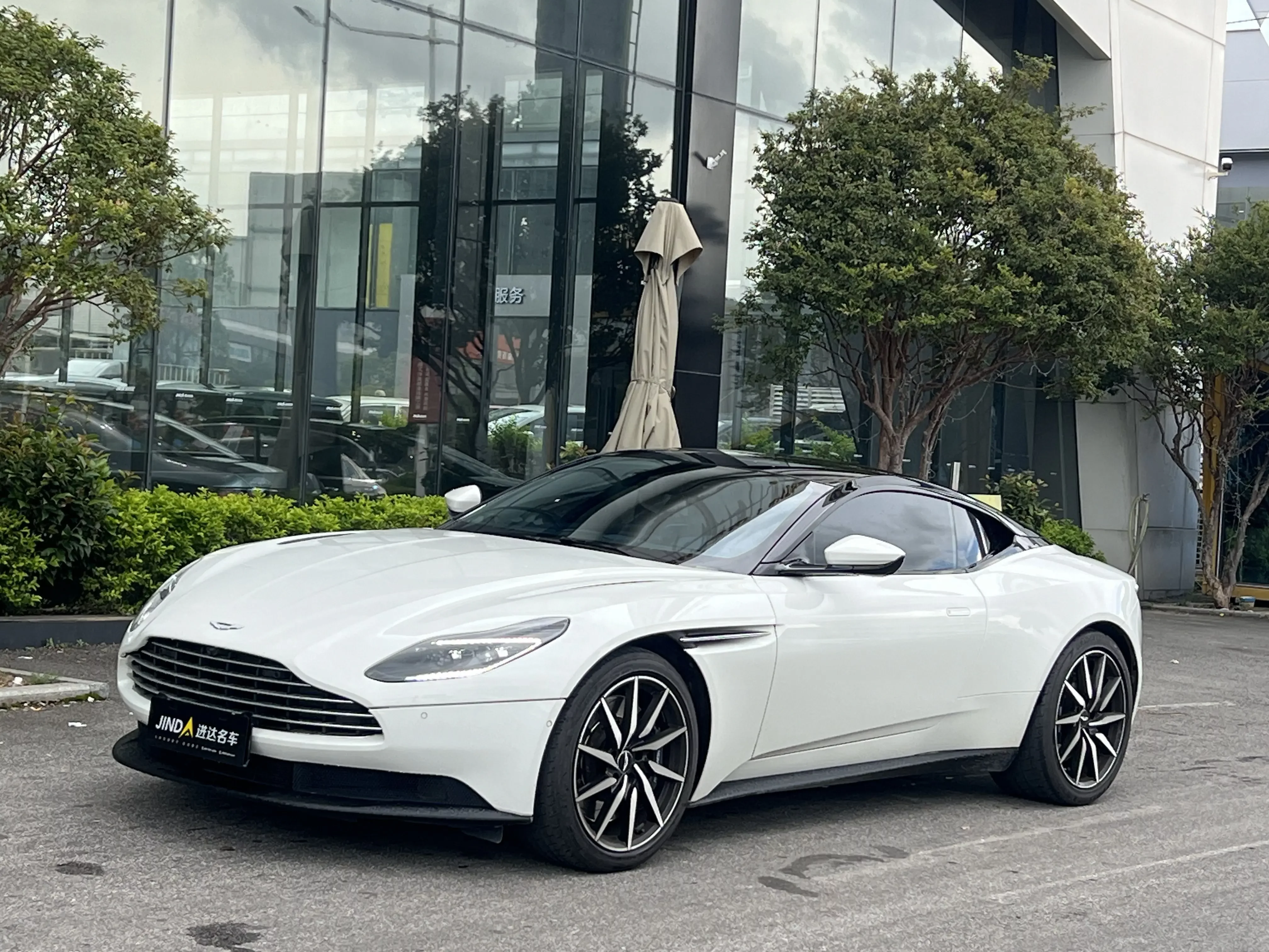 Aston Martin DB11  из Китая
