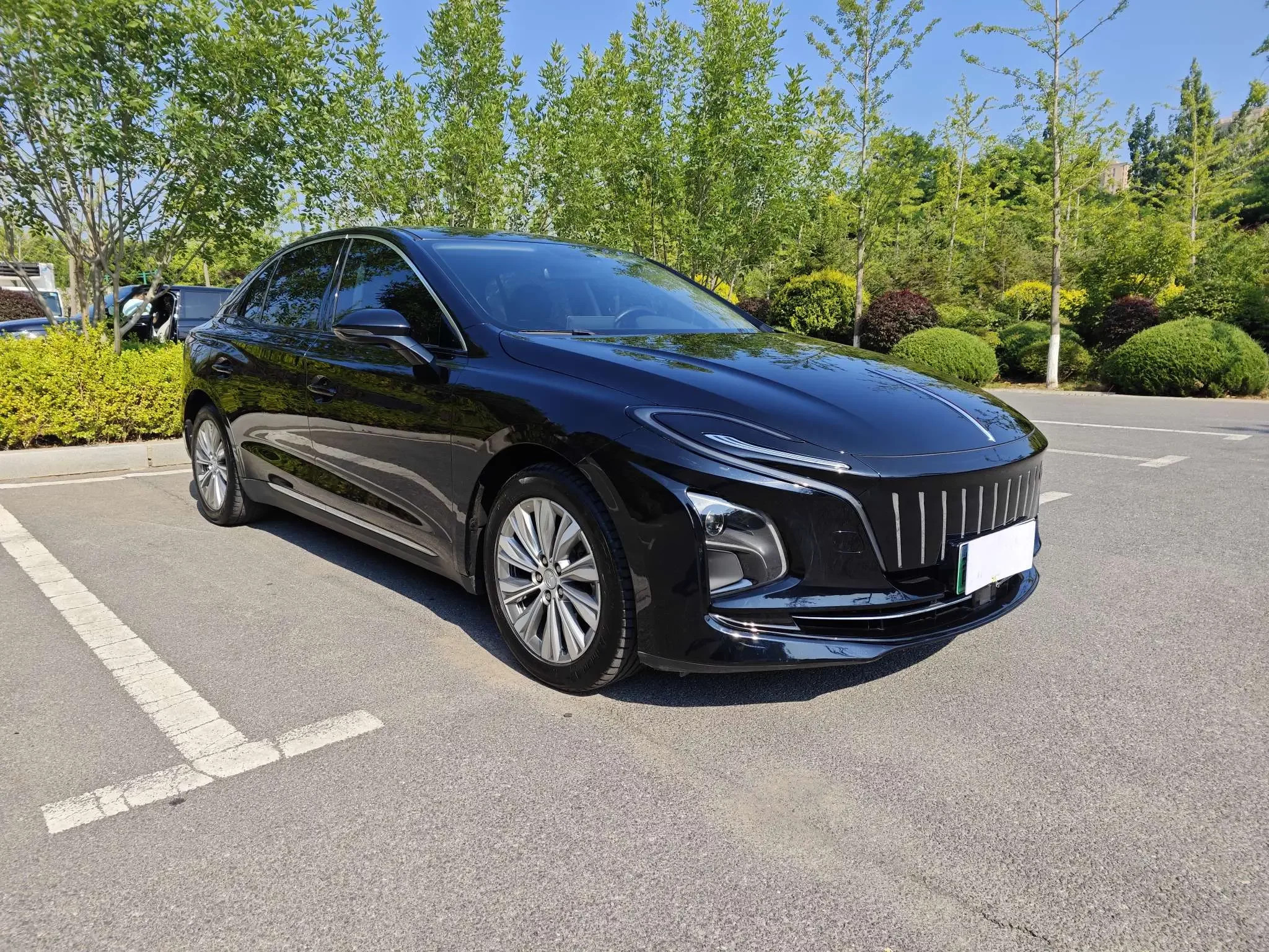 Hongqi E-QM5