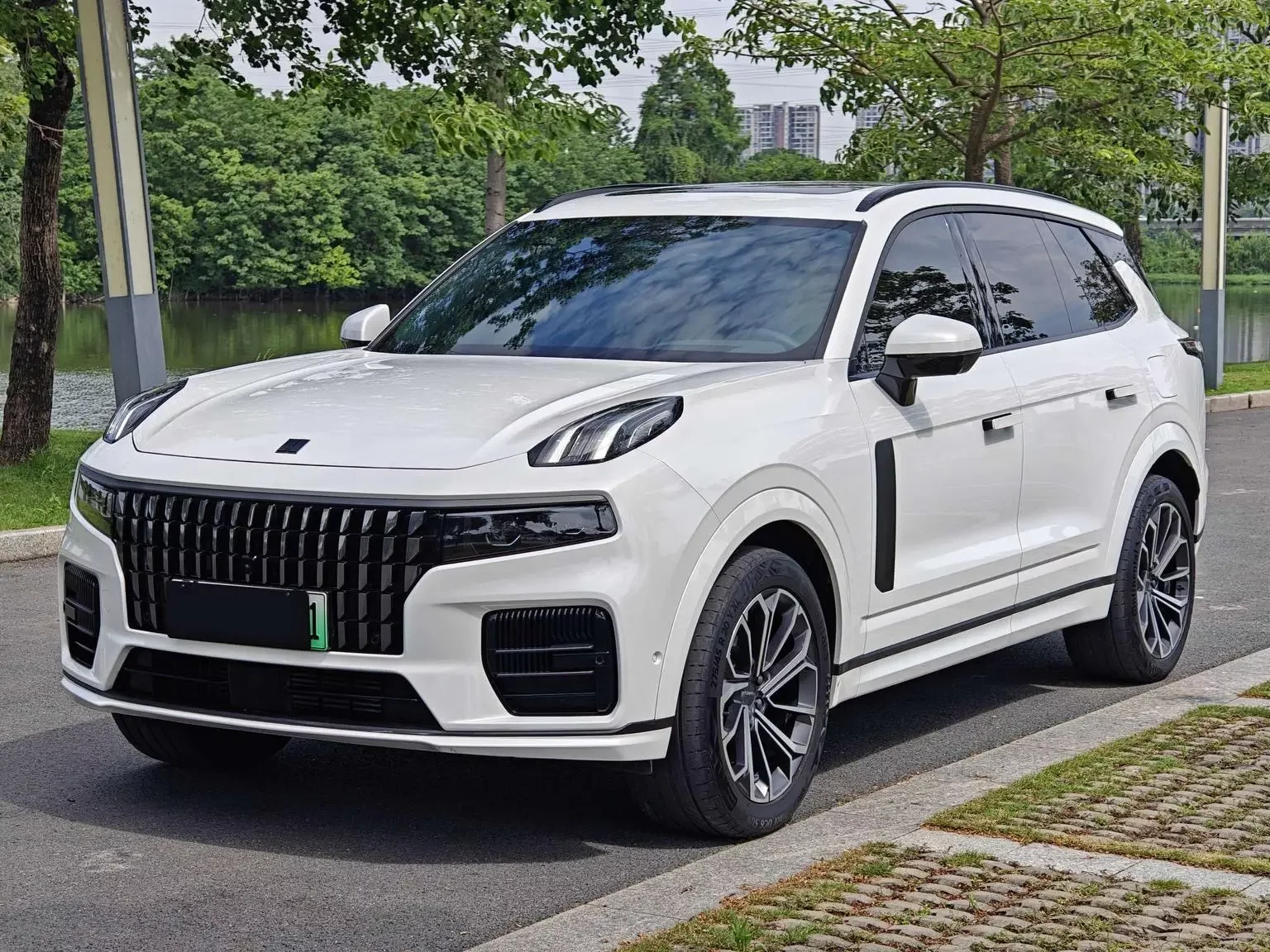 Lynk & Co 09 EM-P