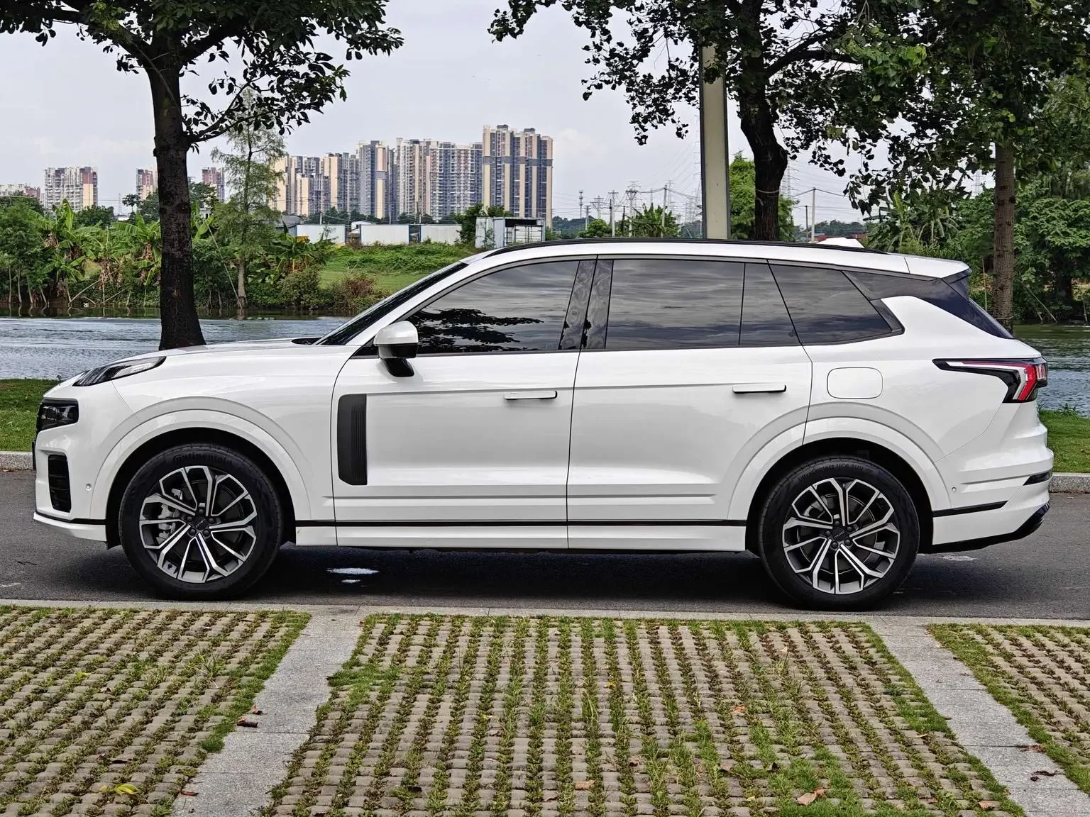 Lynk & Co 09 EM-P