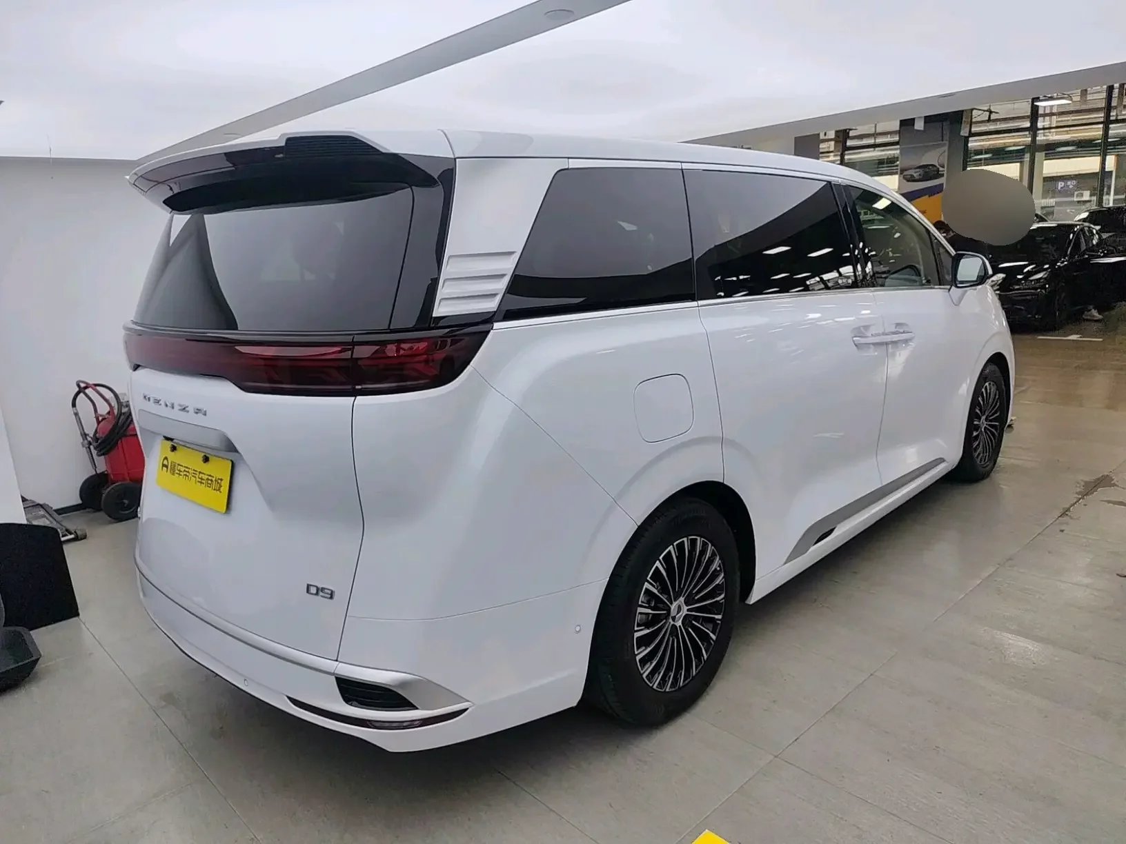 Denza D9 EV