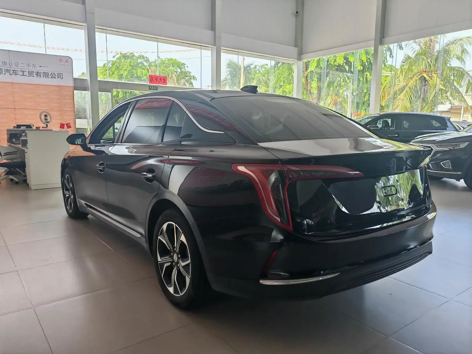 Hongqi E-QM5