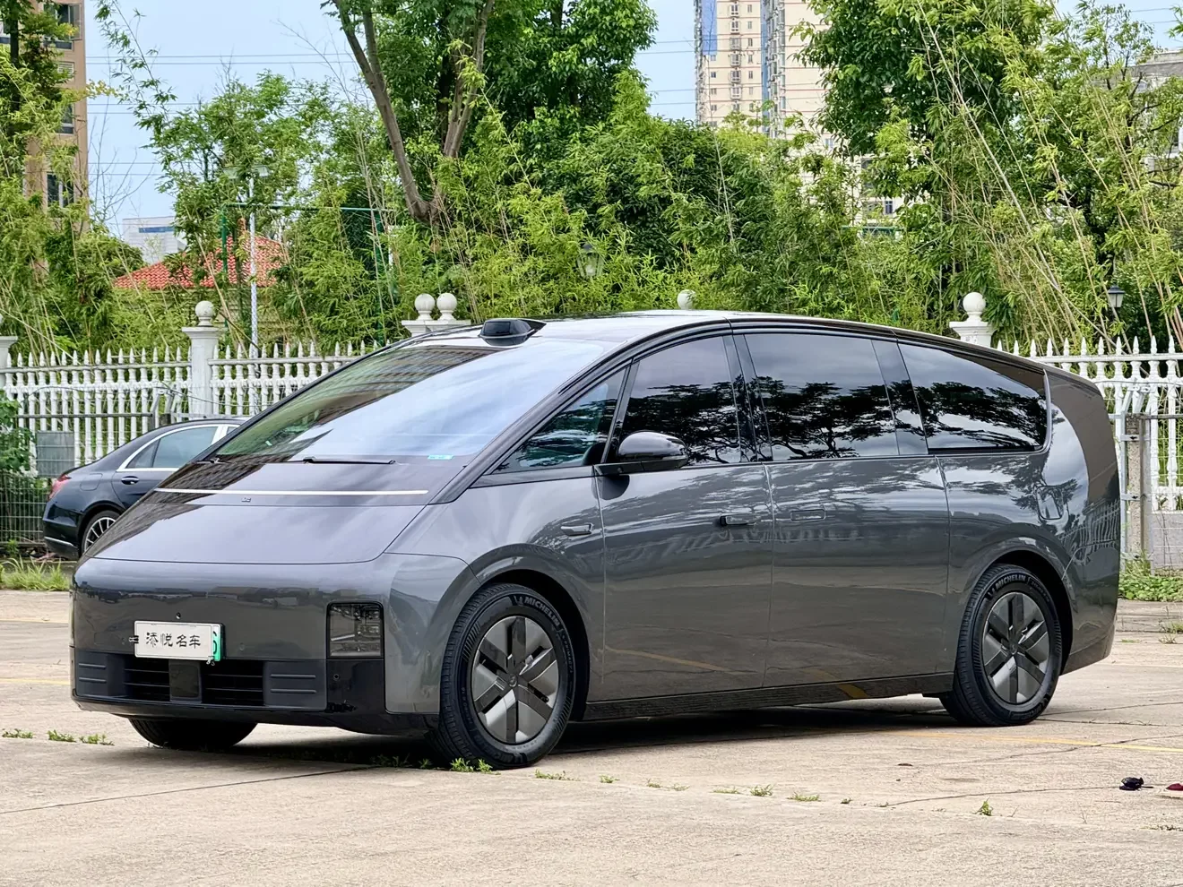 Lixiang MEGA
