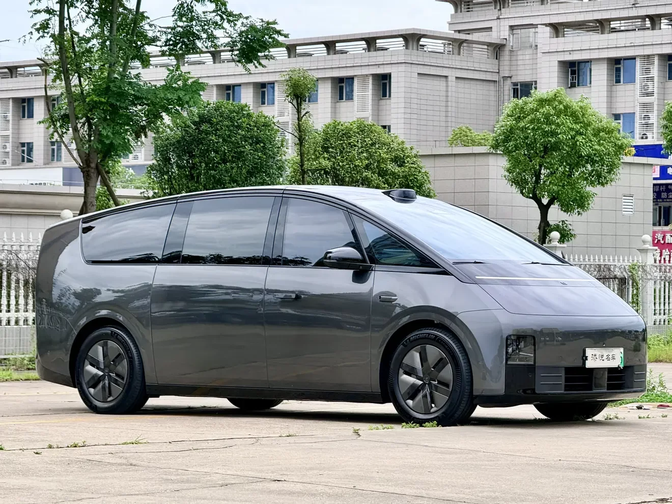 Lixiang MEGA