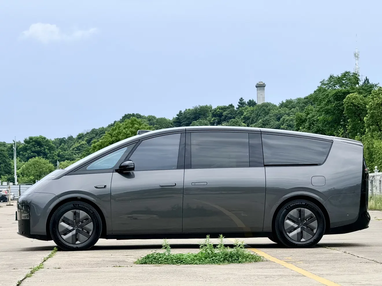 Lixiang MEGA