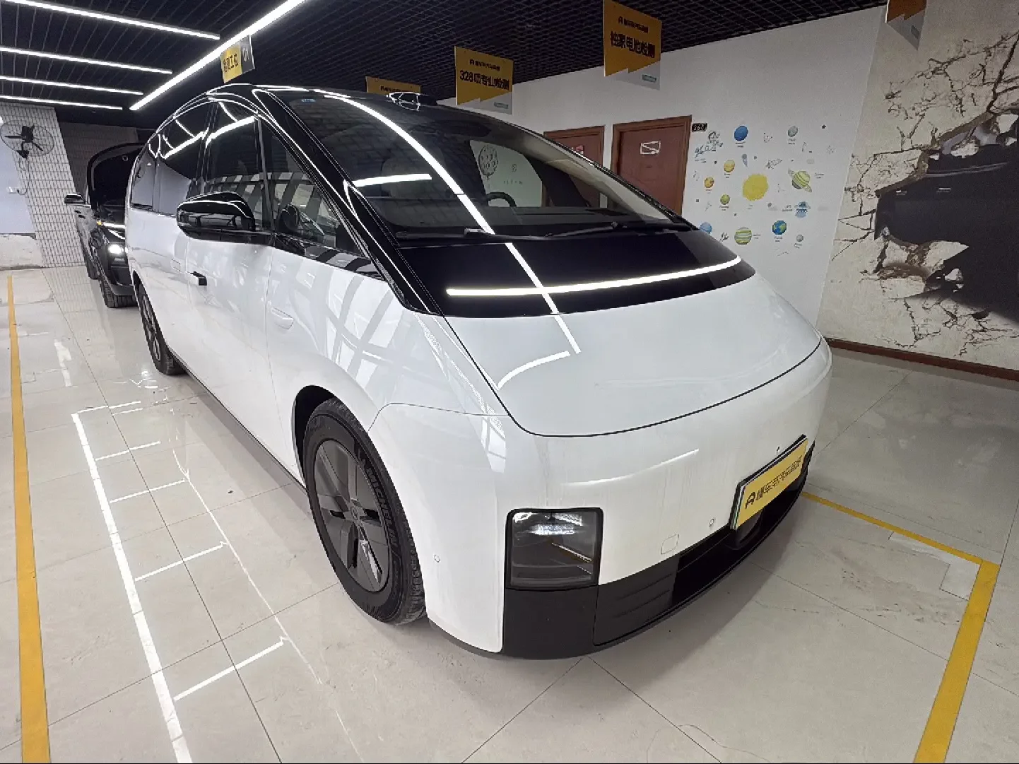 Lixiang MEGA