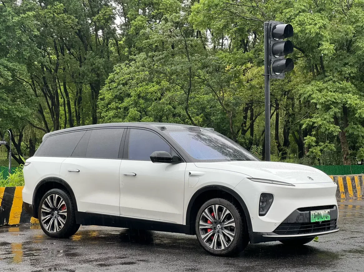 NIO ES8