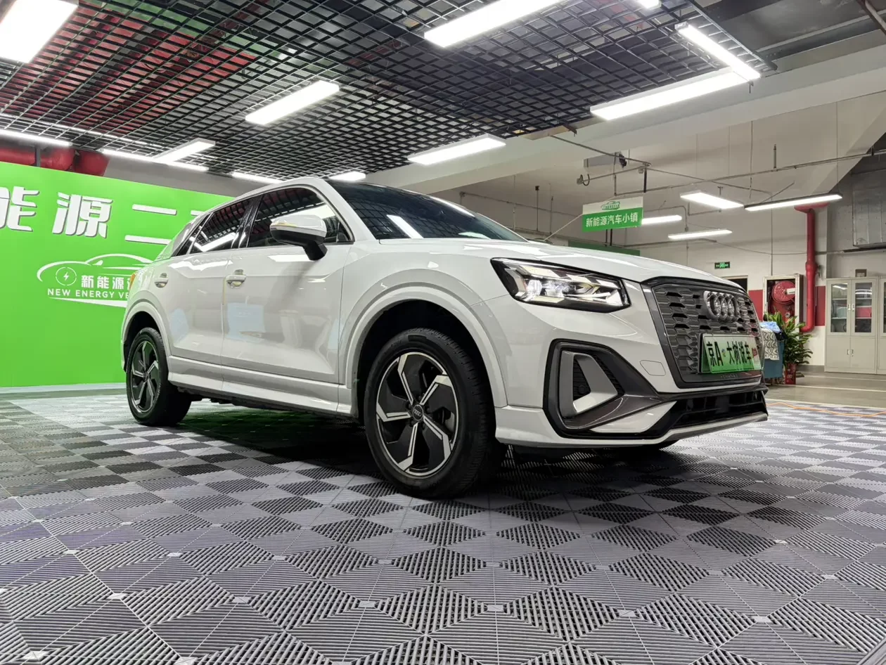 Audi Q2L e-tron