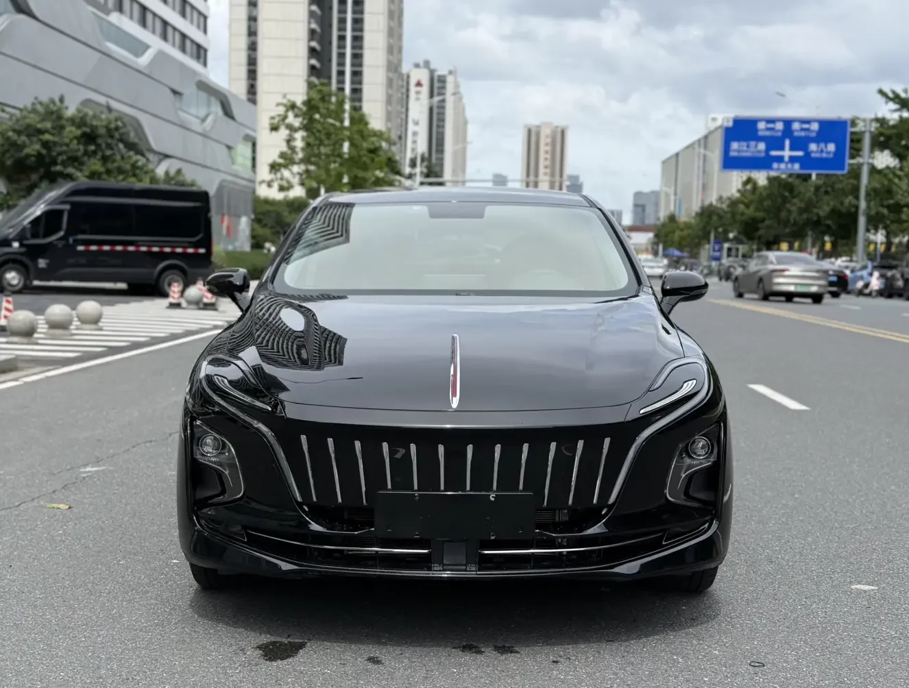 Hongqi E-QM5